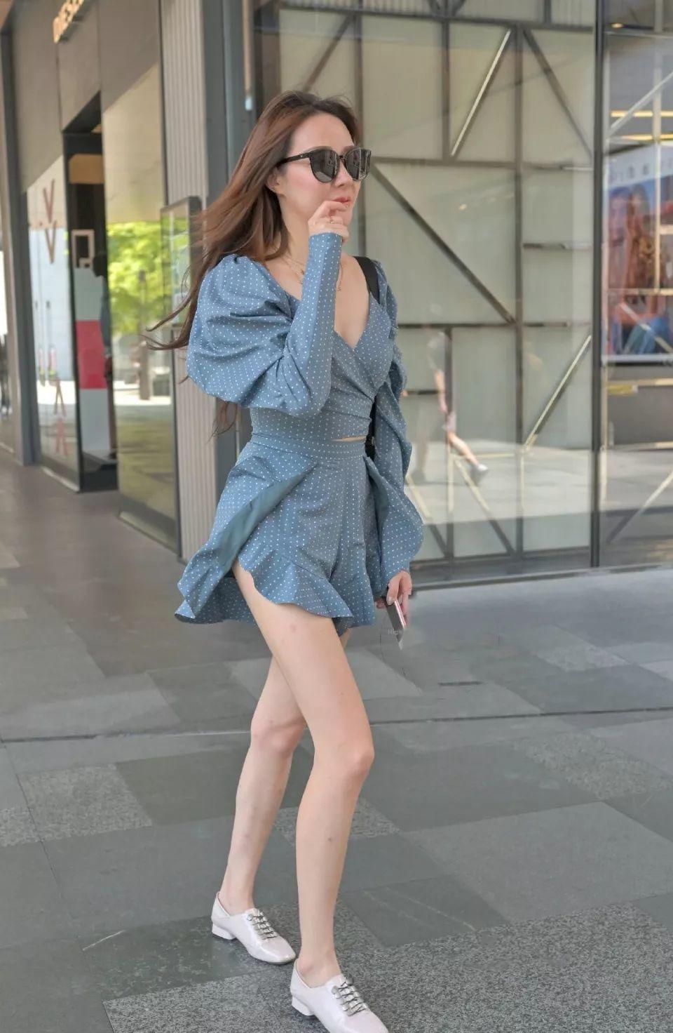 原创美腿街拍当小姐姐遇上调皮的风会发生什么呢