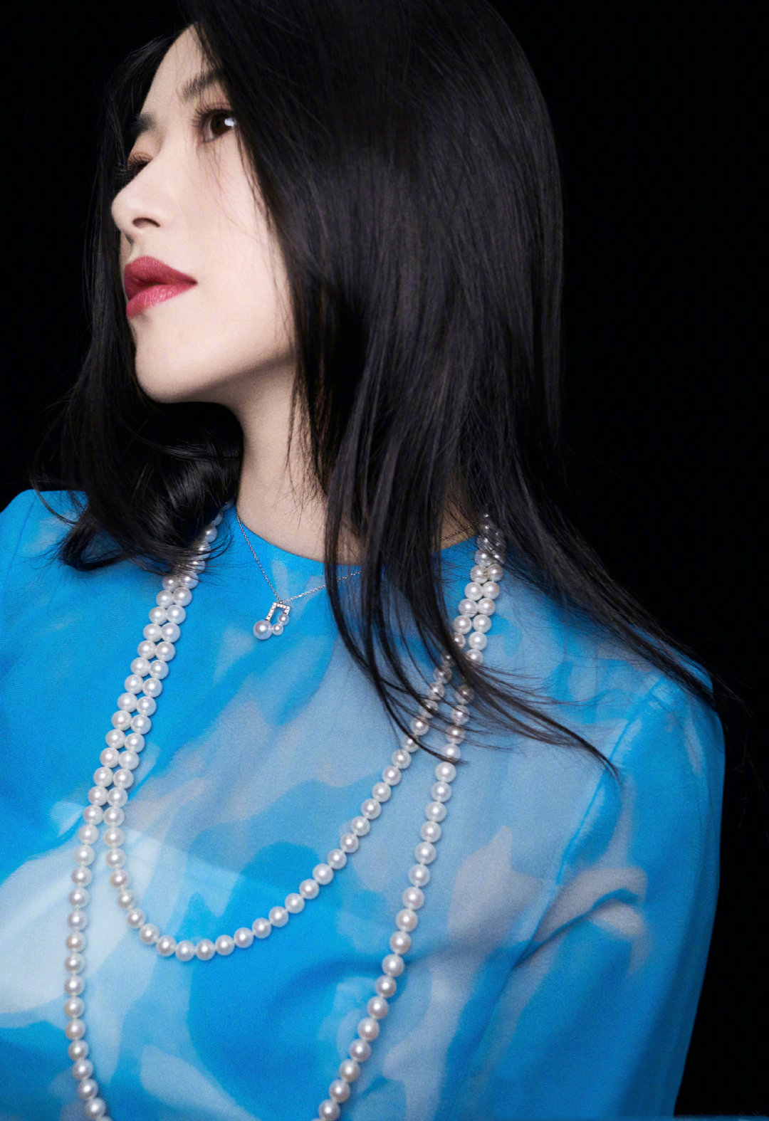 名媛朱珠拍时尚写真大片长筒袜秀出迷人漫画腿当妈后更有韵味