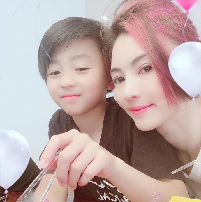 原创张柏芝开车接大儿子回家14岁lucas变化大比妈妈还要高