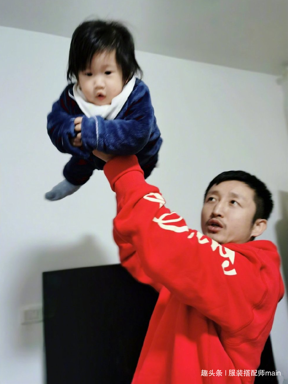 拳王老公运动装年轻帅气,三胎儿子穿家居服呆萌可爱_邹市明_冉明羲