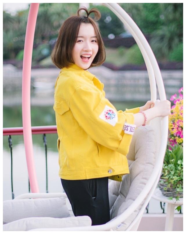 李浩菲穿上了柠檬黄外套身上的纯真烂漫气质挡也挡不住