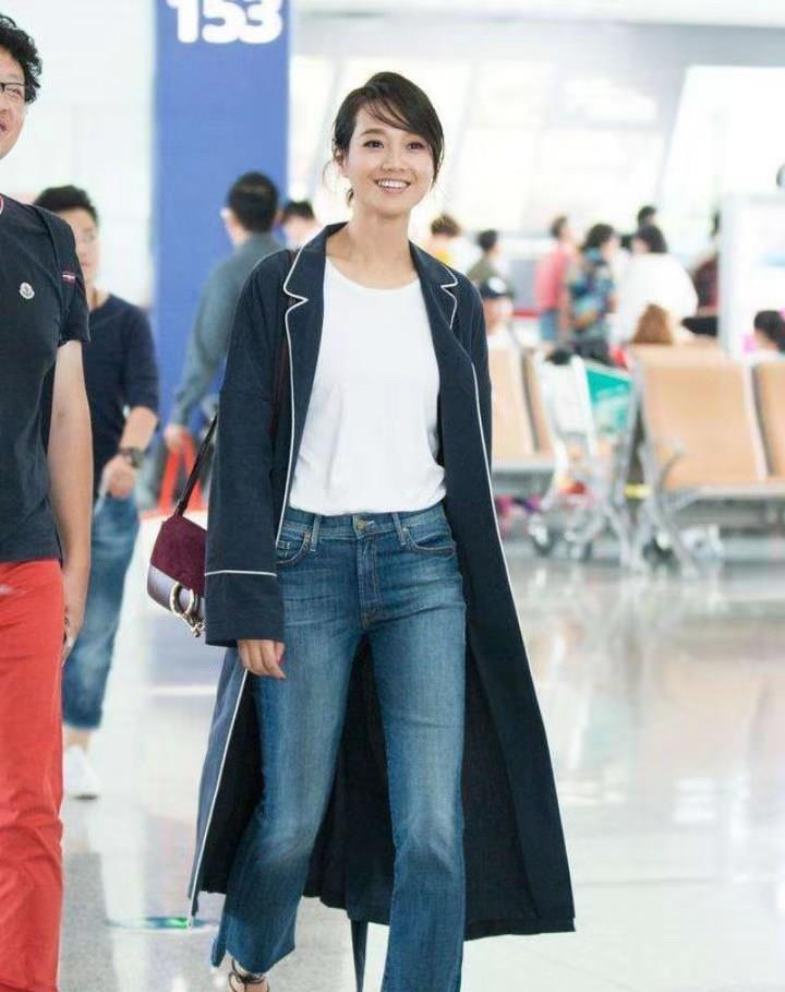 170身高的朱丹身材真好,梨形身材的女生穿微喇的裤子会比较显胖.