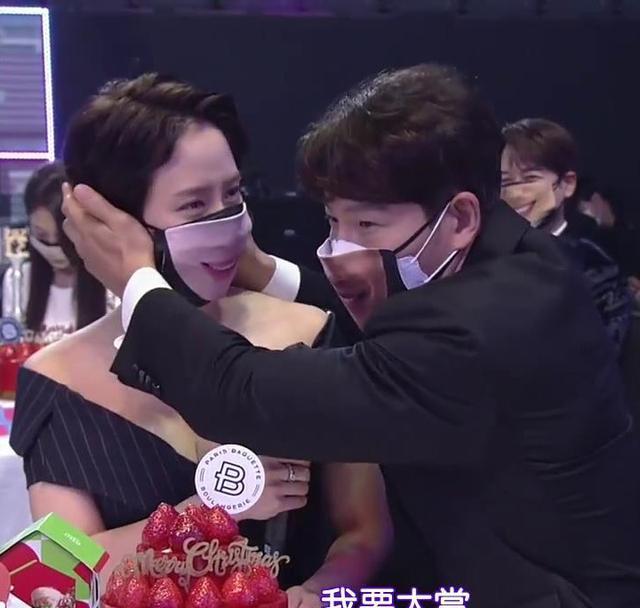 原创韩国sbs演艺大赏宋智孝深v秀好身材全昭旻和懵智穿姐妹款