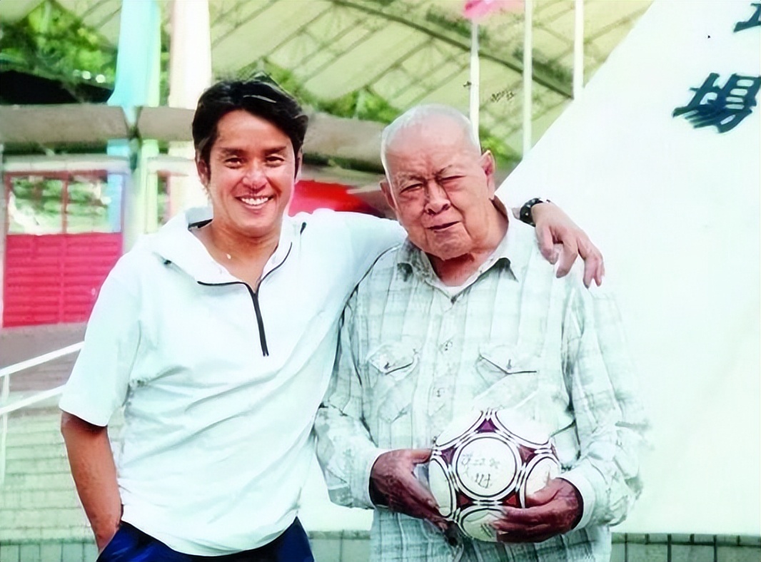 原创歌手谭咏麟为了生一个儿子他在发妻与红颜知己之间挣扎