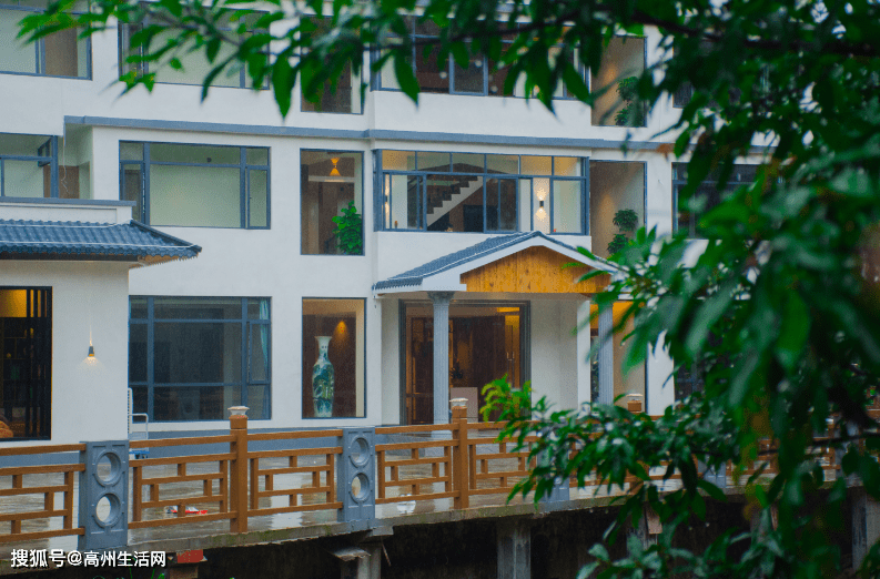 露营住在仙人洞有新鲜的松茸炖鲜鸡汤,鲜美的走地白切鸡.