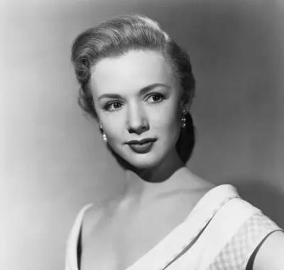 派珀·劳瑞的经典角色是在她步入中年以后在【魔女嘉莉】中所饰演的女