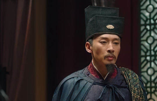 曹谏死后,曹利用凭借父亲的恩荫"补殿前承旨,改右班殿直".