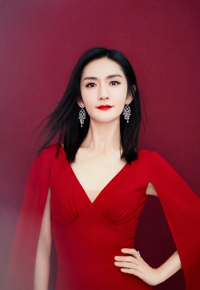 38岁谢娜身着一款红色长裙,作为主持人知性典雅还十分亮眼.