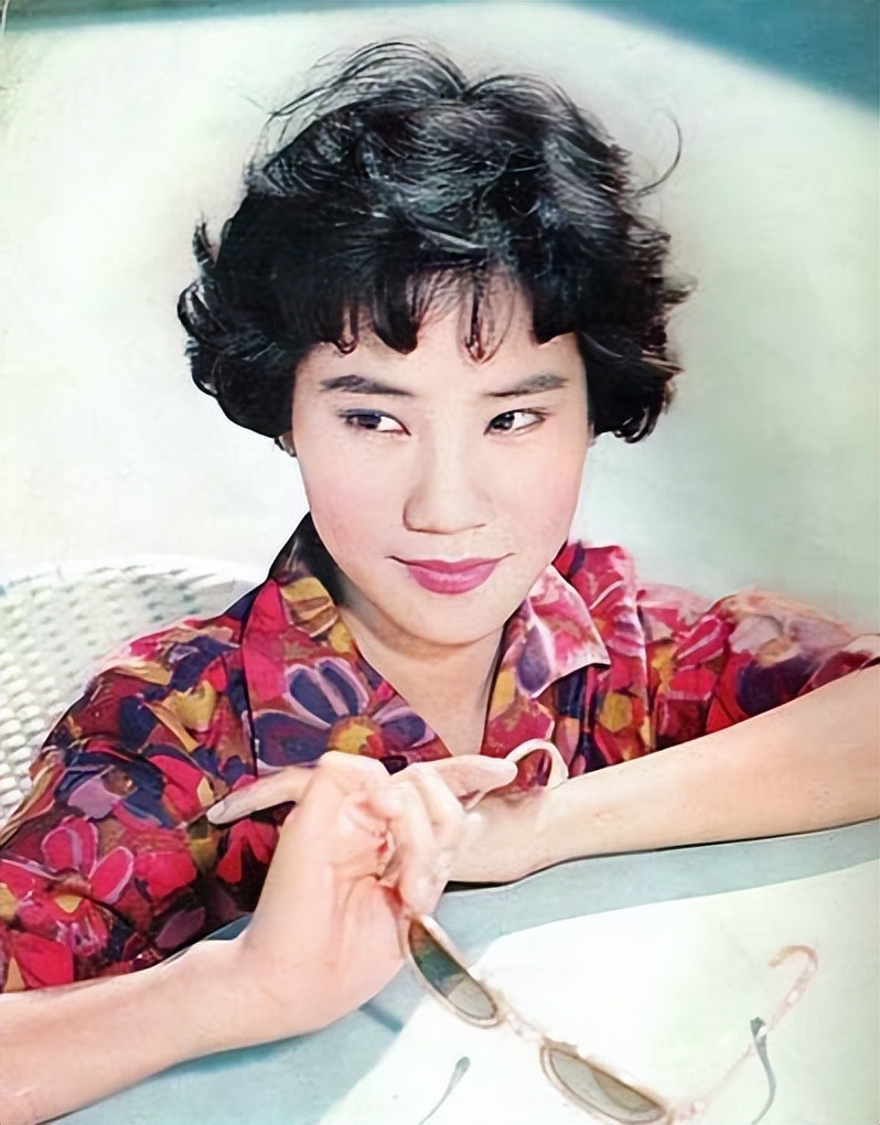 曾江的第一任妻子是马来西亚女演员蓝娣(已故,两人在1969年结婚后,有