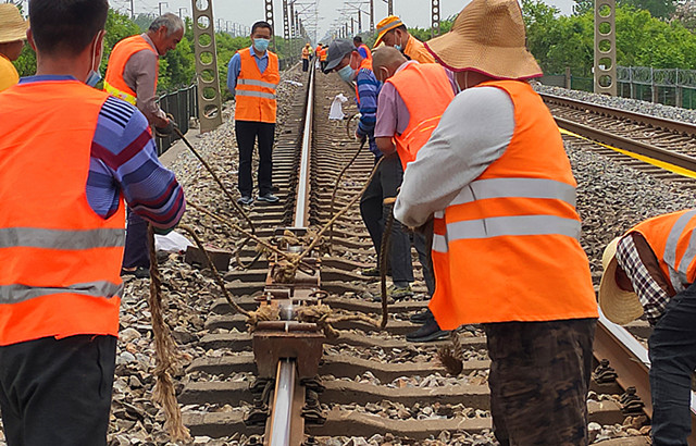 阜阳工务段百人大会战为钢轨伸筋骨