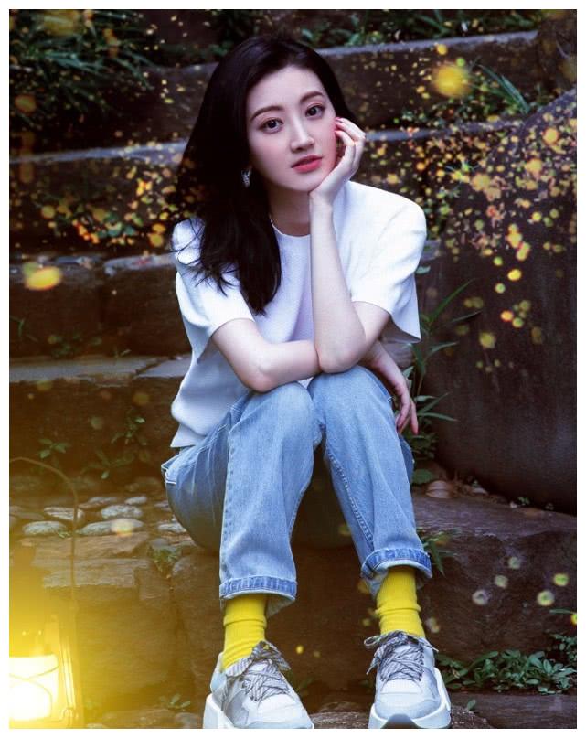 景甜一身清新装扮甜美如初恋却被一双袜子抢镜了