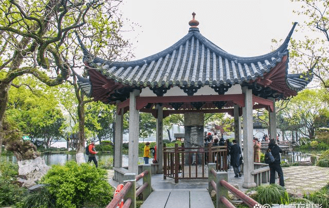 "三潭印月"御碑亭与"明月自来去,空潭无古今"之楹联_西湖_景名_康熙帝