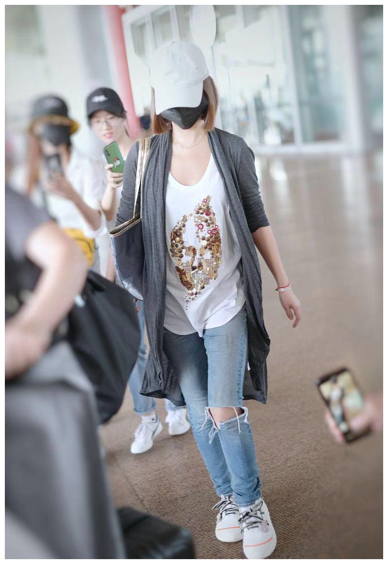 原创林心如最新机场秀开衫搭配牛仔裤剪了短发气质更优越