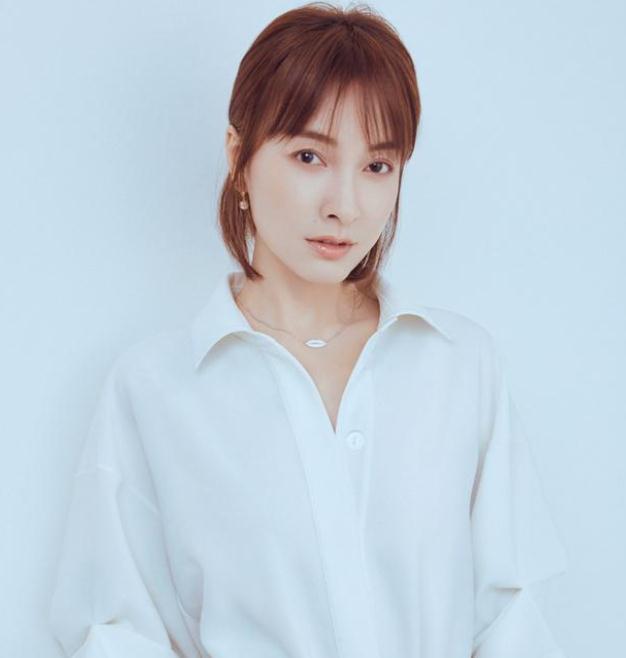 37岁吴昕尝试少女风,齐刘海配小白裙超减龄,看到这双"筷子腿"我慕了