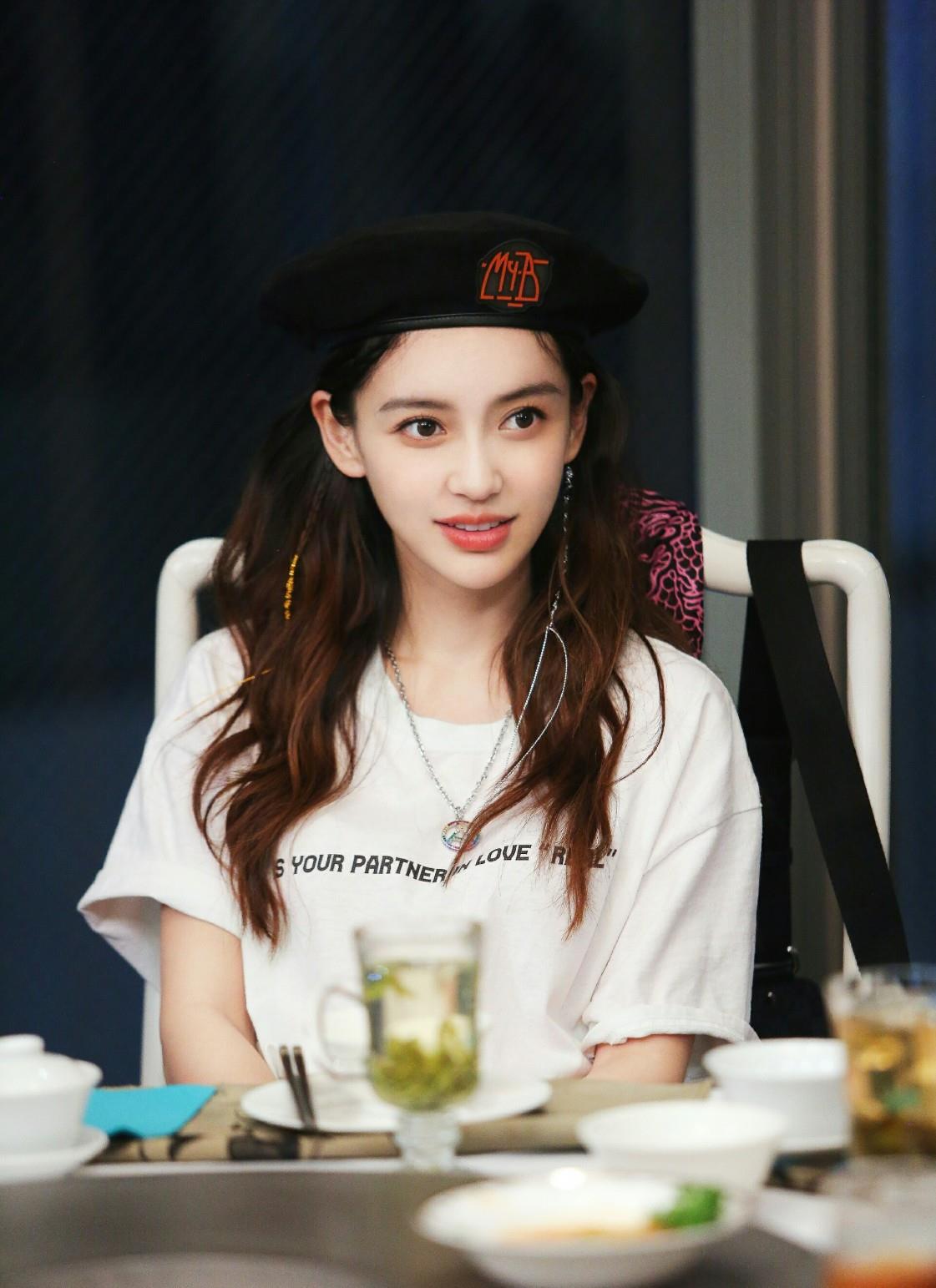 原创baby综艺收官照身穿白t搭背带百褶裙出镜这是孩子妈