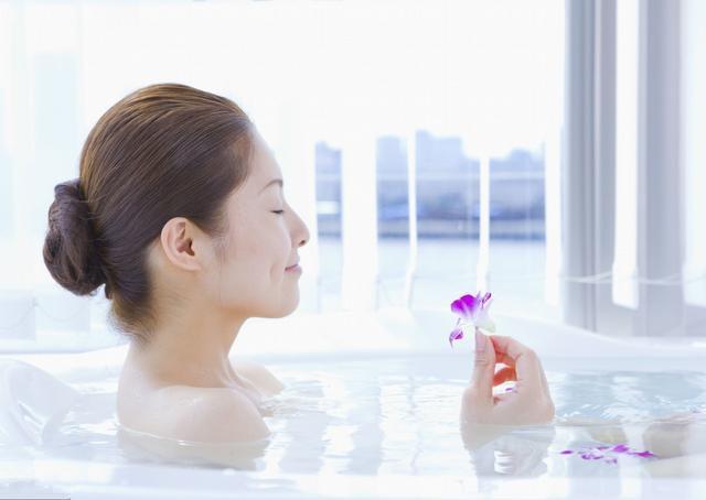 原创俗话说早上洗澡灭阳气晚上洗澡生湿气什么时间洗澡最好