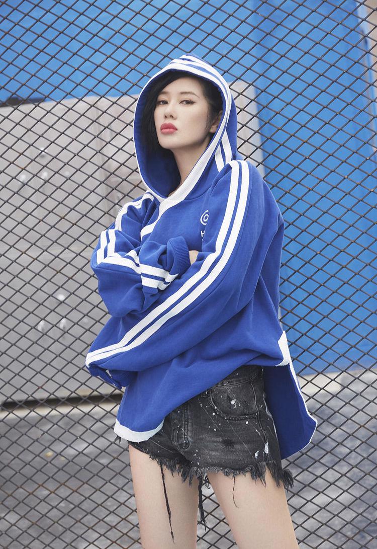 少女感十足,身穿蓝色卫衣配牛仔裤,年轻20岁不止_余男_设计_显得