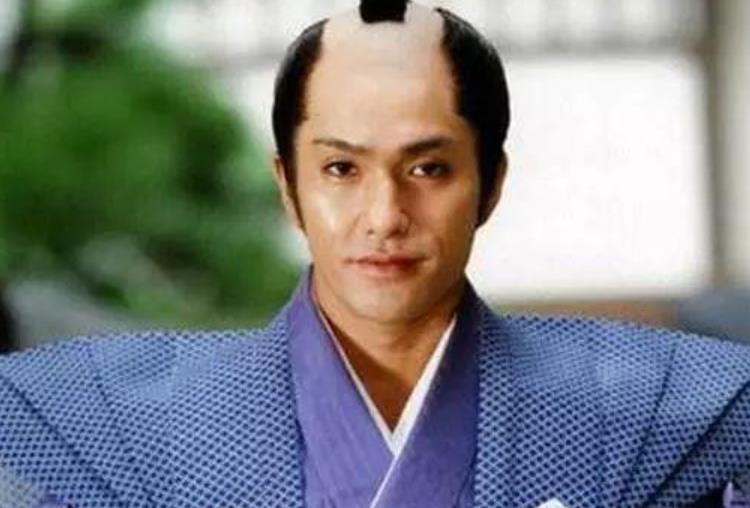 辣眼奇葩的日本战国发型:武士喜欢剃地中海,平民没钱只能梳长发_头发_大名_男子