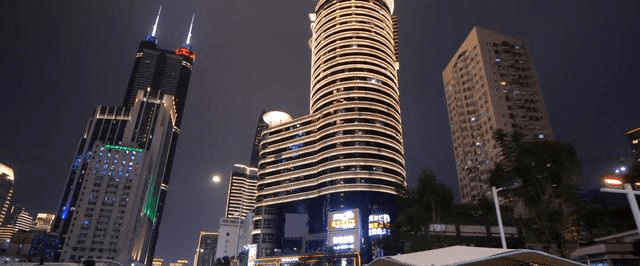 深圳一栋金色大楼,却是当地的地标建筑,楼高超200米_罗湖_国贸大厦