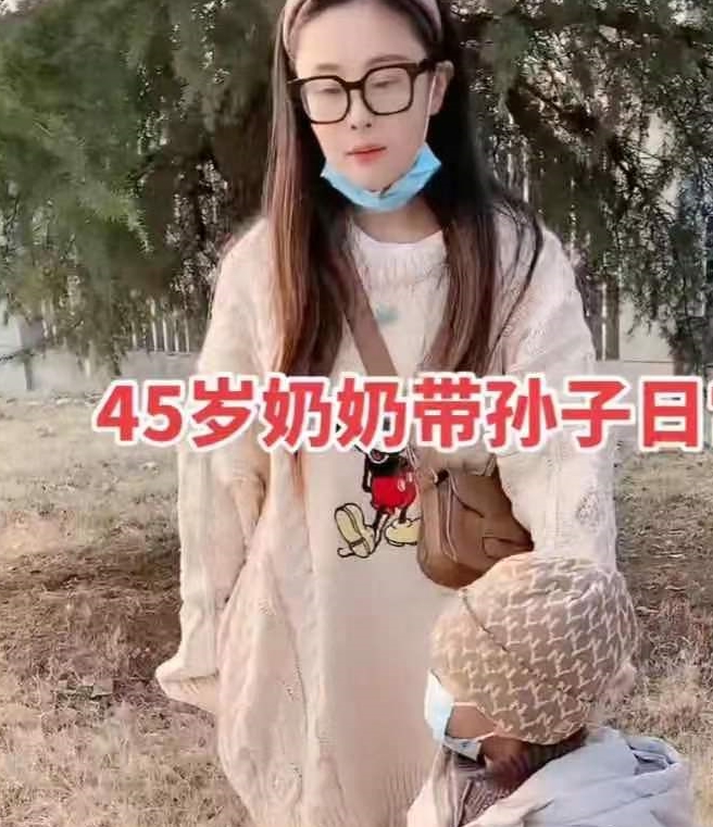 儿媳晒45岁年轻婆婆，反被网友喷：两代人结婚早，估计都没啥文化