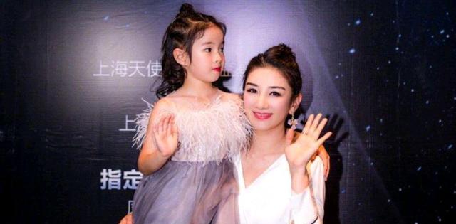 黄奕带女儿约会节目男嘉宾三人相处融洽被疑假戏真做