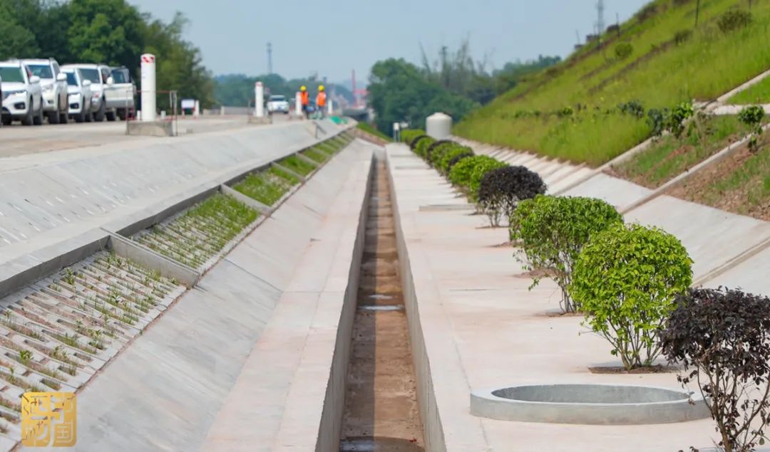 全国首个!渝昆高铁长山坳隧道斜切式喇叭口亮相_洞门_造型_路基