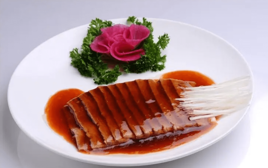 这道菜叫"红扒牛肉条",最后应该有一个"扒"的过程——将蒸好的牛肉