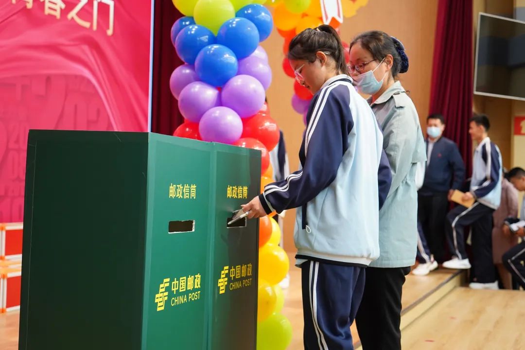 同学们在签名墙上签字留念,留下了青春最美的模样.