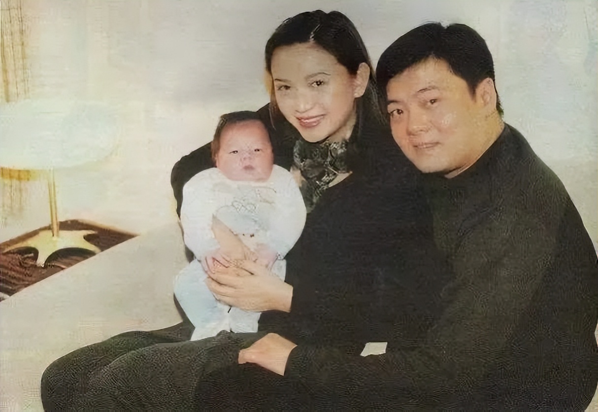 之后在31岁时嫁给香港世界美发用品有限公司董事长林肇基,也算嫁入