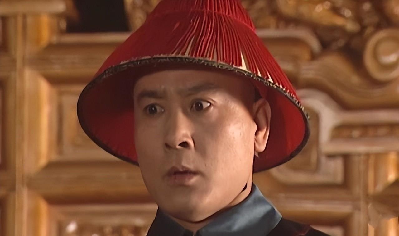 两个人从小一起长大,魏东亭的父亲魏承谟是康熙的师父,魏东亭和康熙一