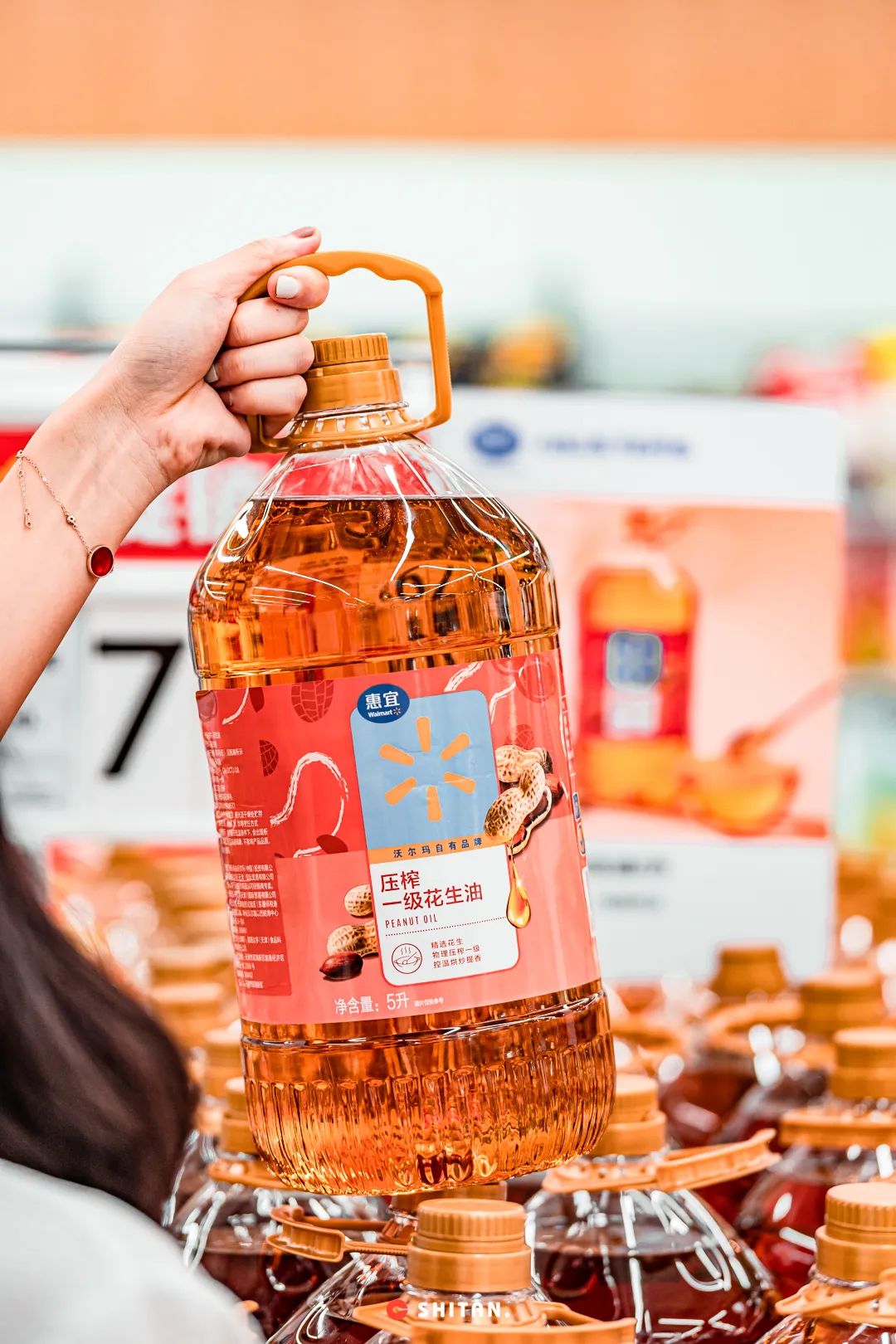 惠宜压榨一级花生油,79.9元/桶,刚说完,老妈就推着购物车往这冲!