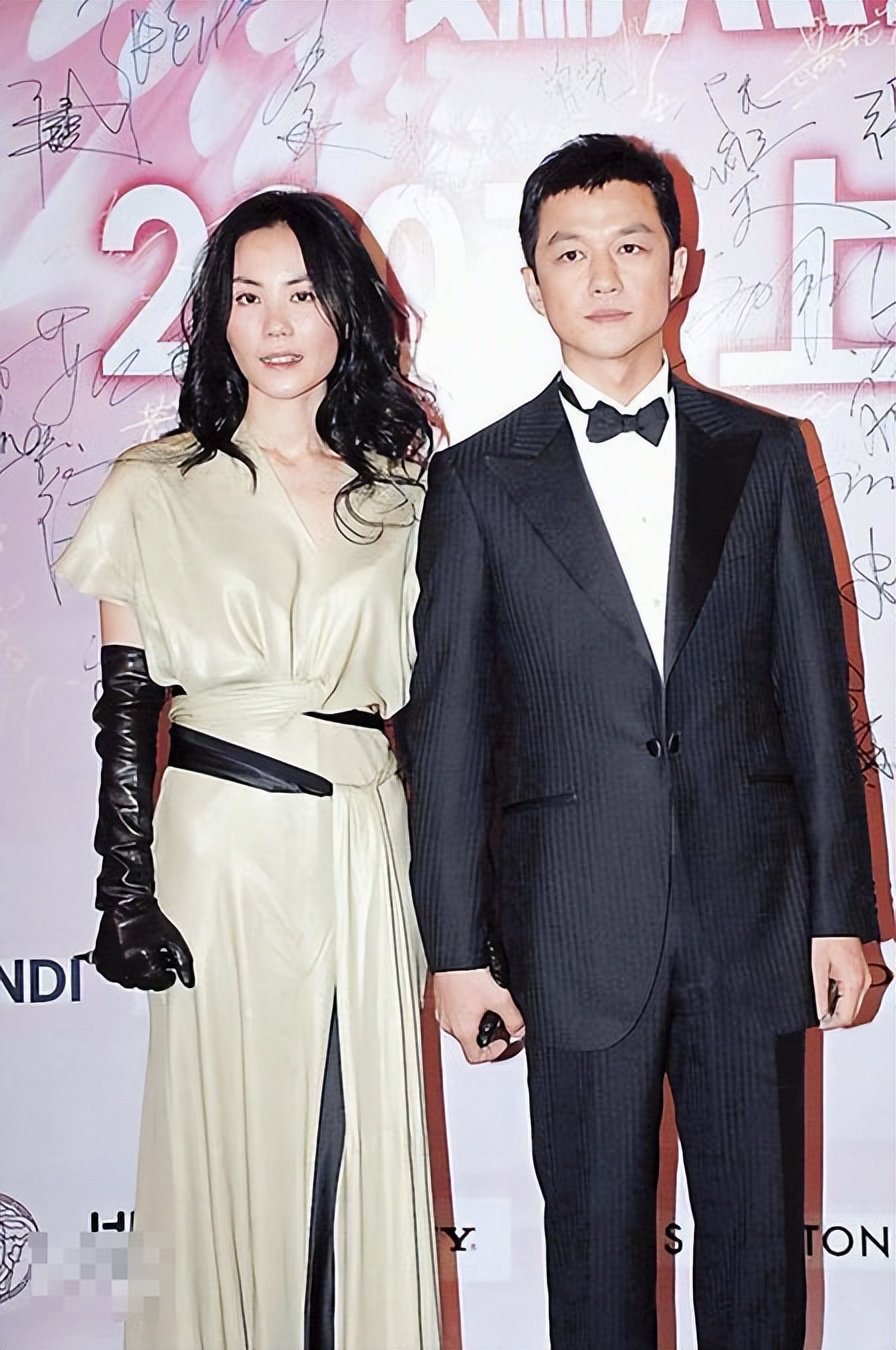 王菲也没有闲着,跟小11岁的前男友谢霆锋破镜重圆了,而李亚鹏现在身边