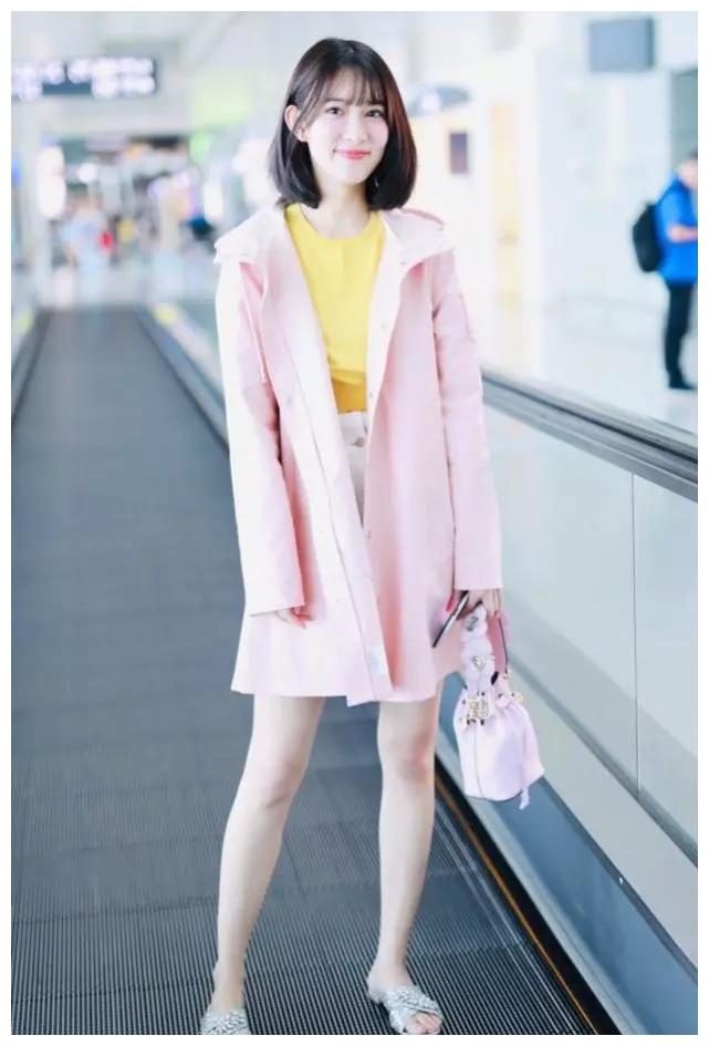 在《一年级》中她当场顶撞导师,如今沦落只穿拖鞋走机场_孟子义_穿着