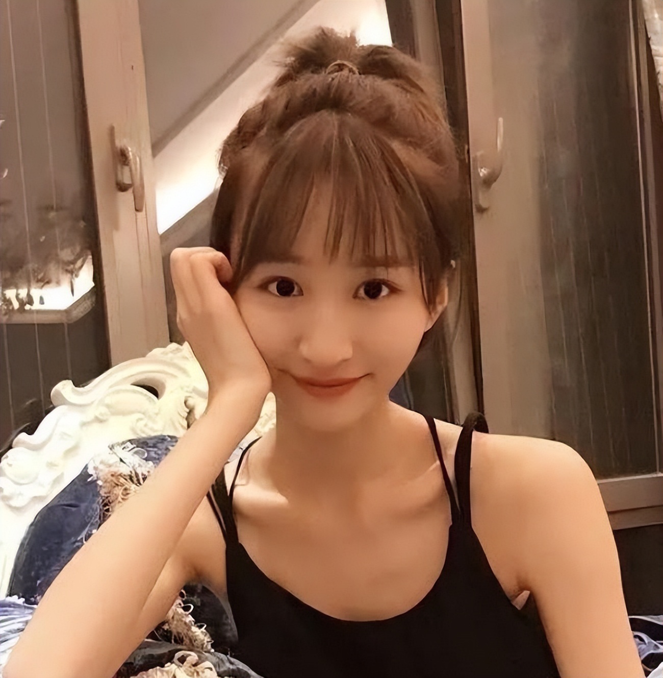 任嘉伦妻子颜值不比女明星差,私下的样子也太可爱了吧,真挺嫩的_暗色