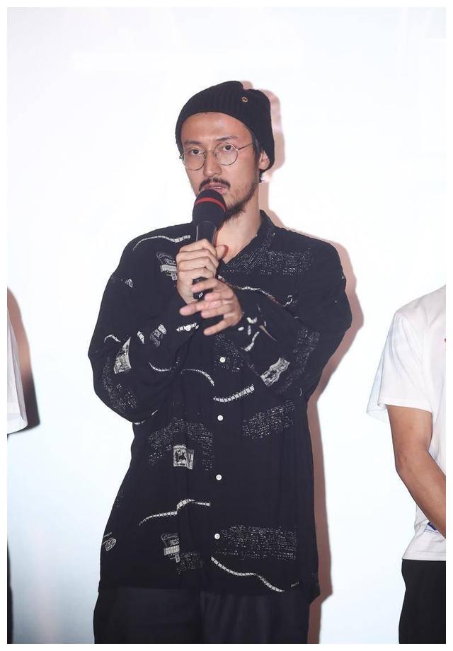 王传君造型颓废留络腮胡穿白衬衫满是沧桑风格符合仅剩100万