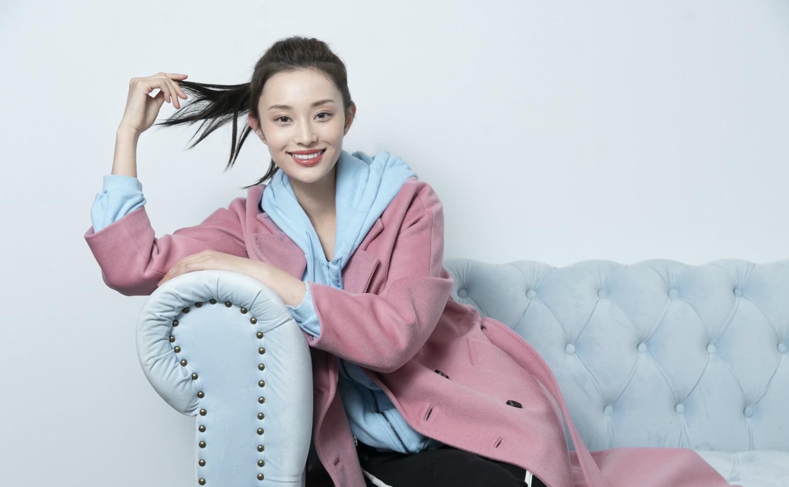 盖玥希虽然名气不大,但是她的外貌是可以给自己加分