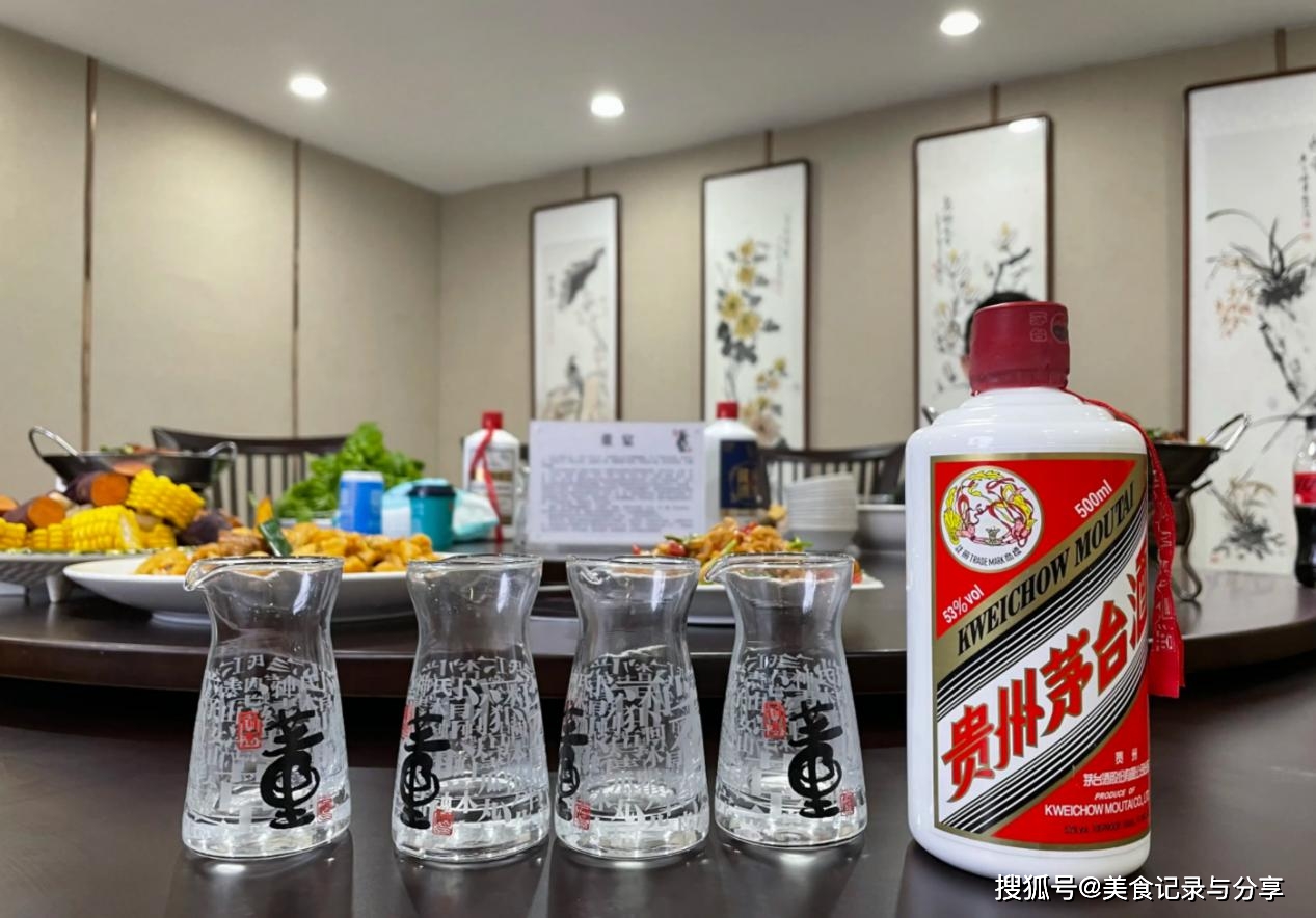 跟朋友喝酒不管有钱没钱2种白酒别上桌丢面子伤感情