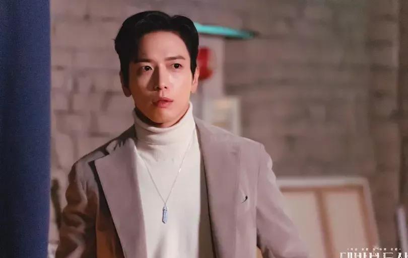 郑容和郑容和欧巴在剧中饰演利用鬼神赚钱的骗子吴仁范一角,同时也是