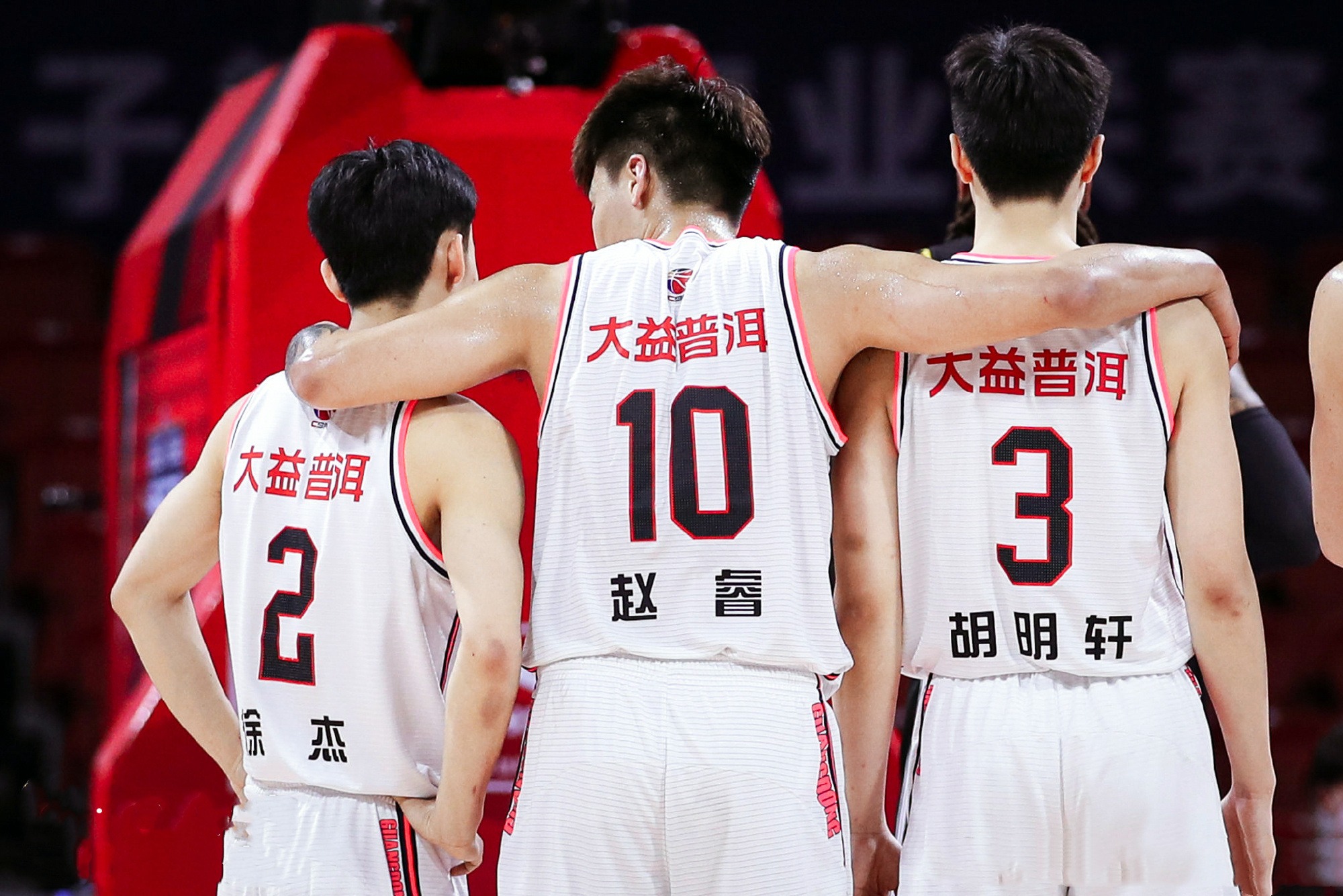 七对七,辽粤上演另类大战,郭艾伦和赵睿双双给球队出了难题_续约_合同