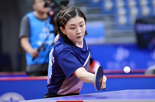 陈梦休假也不放松身穿米白色卫衣户外晨跑加练全力冲击亚运会