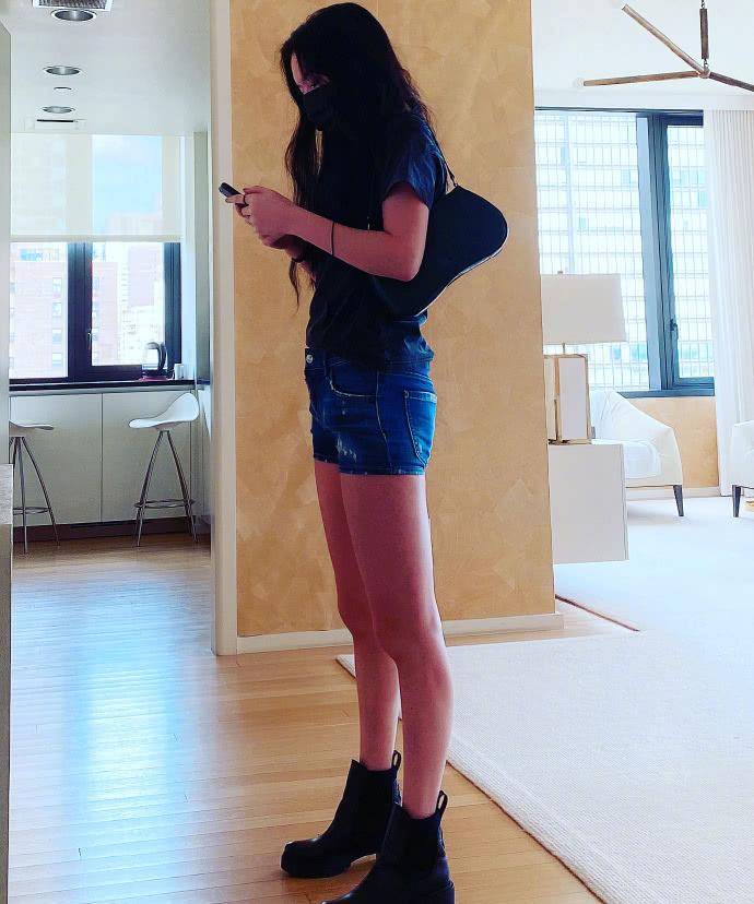 并且晒出女儿的近照,照片中法图麦身穿黑色短裤,个头很高,气质非常不