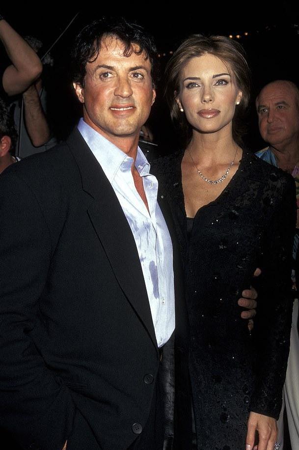 原创73岁史泰龙和娇妻喜迎结婚23周年纪念日晒甜蜜自拍巨星老了