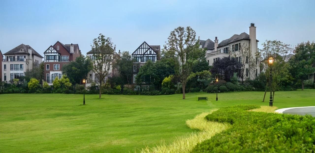 位于成都天府新区的经典大盘牧马山蔚蓝卡地亚,当年单盘销售均价过