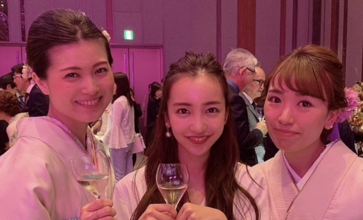 前akb48成员板野友美,拍照的特殊技巧,网友:对比产生美_照片_酒会