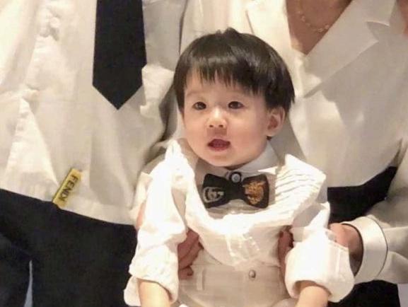 原创姜潮麦迪娜为儿子办周岁宴丹尼尔正面照首曝光单眼皮圆脸蛋太像