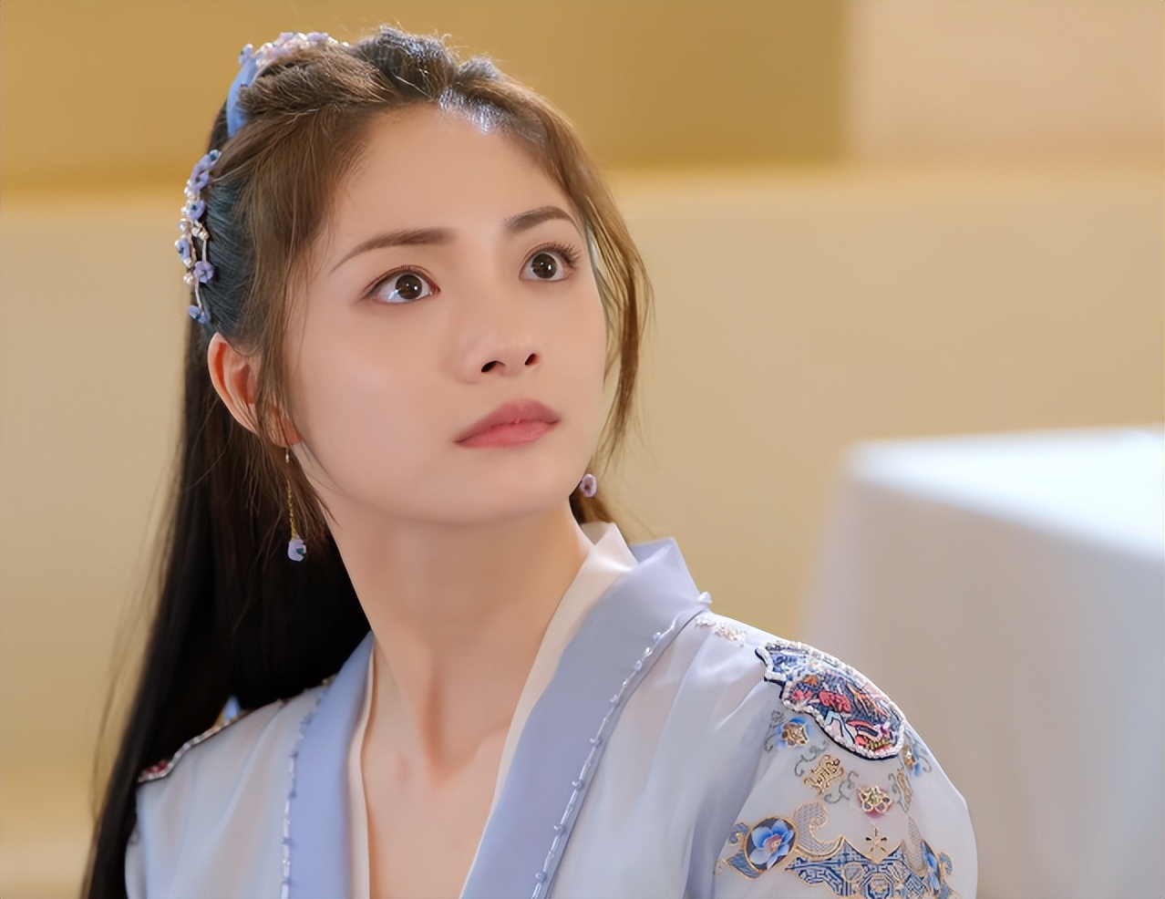 周洁琼新剧造型只能看精修图,长相也只适合当爱豆_表情_演技_脖子