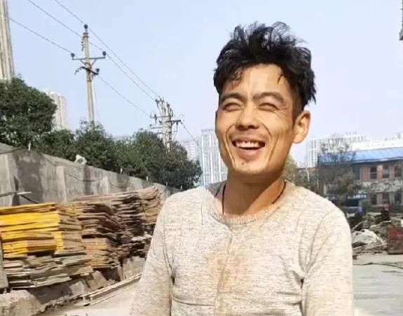 工地小伙因长得太像杨烁走红全网,脸型身形酷似,犹如杨烁本人_网友_谢