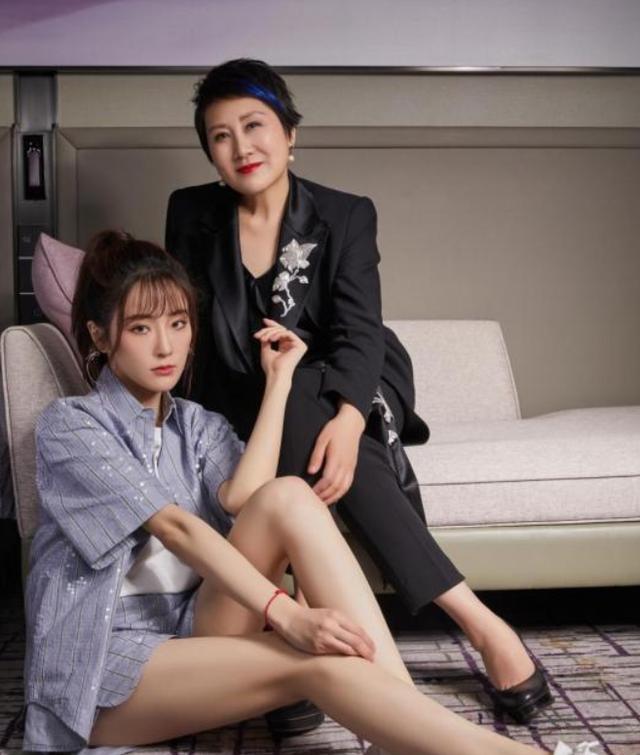 节目中张凯丽与女儿闹翻,24岁张可盈直接崩溃,胡兵连忙安慰_母女_时候