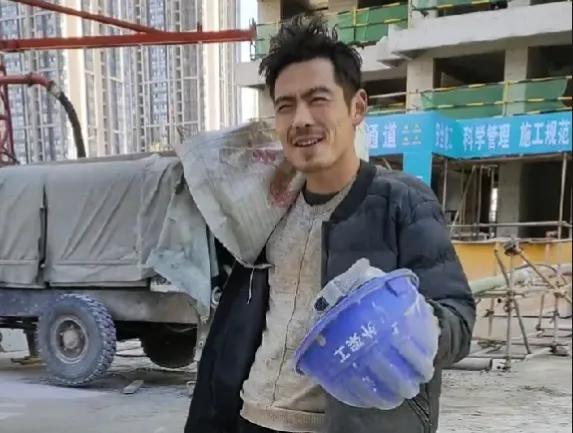 原创工地小伙因长得太像杨烁走红全网脸型身形酷似犹如杨烁本人
