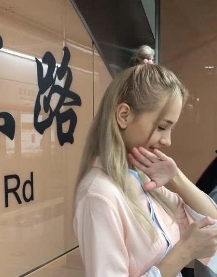 俄罗斯美女穿着汉服火了,转头笑迷倒众人,网友:心跳加速了_姐姐_外国